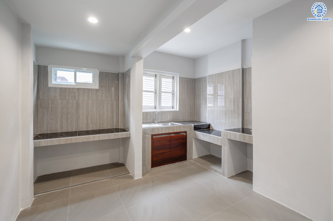 บ้านมือสองตกแต่งใหม่ แบรนด์ LH ม.ชัยพฤกษ์ บางบัวทอง หลังมุม เนื้อที่ 57.7 ตร.ว. ฟังก์ชัน 3 ห้องนอน 2 ห้องน้ำ จอดรถ 2 คัน พร้อม facilities ครบครัน บนทำเลเดินทางสะดวก ติดถนนบางกรวย-ไทรน้อย ใกล้เซ็นทรัลเวสต์เกต และรถไฟฟ้าสายสีม่วง "สถานีบางพลู"